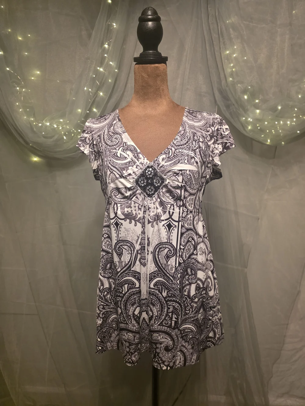 Y2K APT.9 Size PM Paisley Print V-Neck Rhinestone Detail Top in Black & White